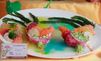 冷拼也称花色冷盘,花色拼盘,工艺冷拼等,是指利用各种加工好的冷菜