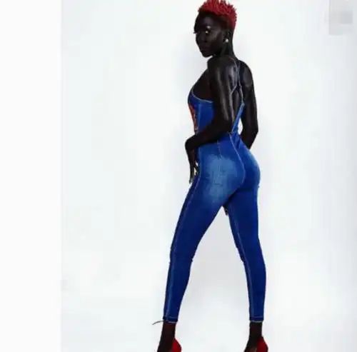 非洲最黑女模年入百万,完美身材惹人羡慕,全身只有牙齿是白的