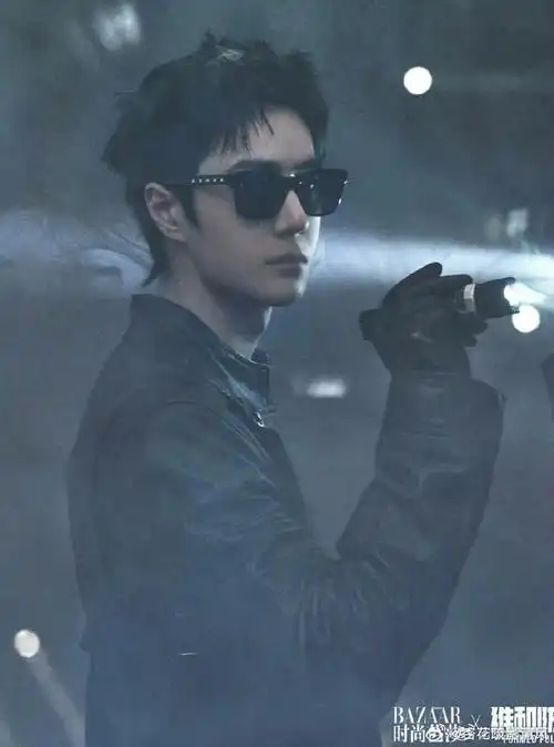 王一博时尚芭莎帅照来袭!