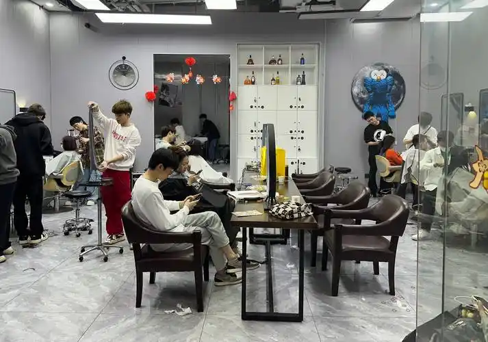 tony老师忙不停龙年龙抬头理发店人气爆棚广州理发搜索量同比增长106