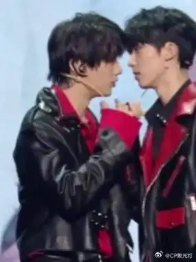 舞台上小动作不断的两个粘人精|马嘉祺|祺鑫|丁程鑫_新浪新闻