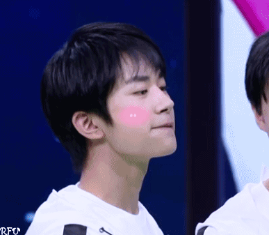 易烊千玺 梨窝笑 gif动图