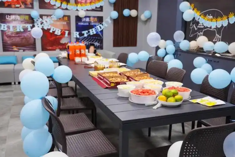 员工生日party 无论是寿星还是其他的小伙伴们 都在精心布置的场地和"