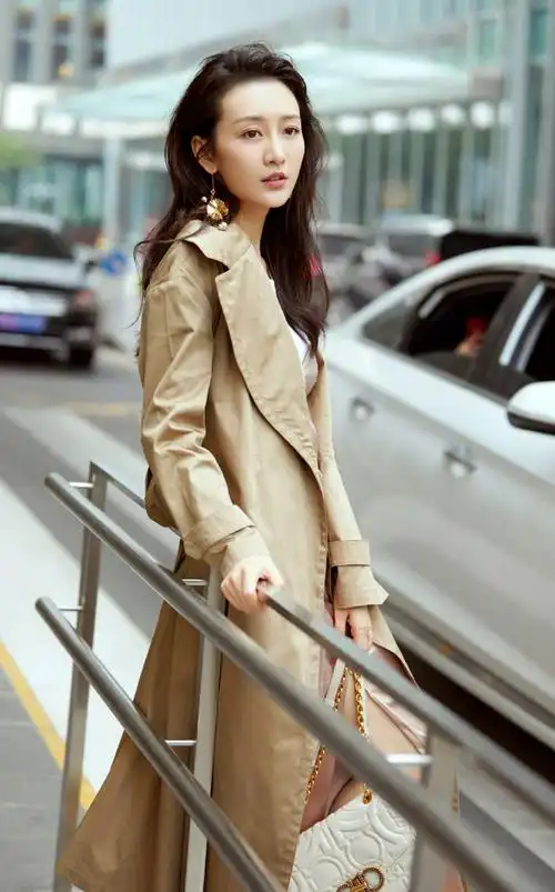 女演员王鸥优雅温柔浪漫秋季街拍