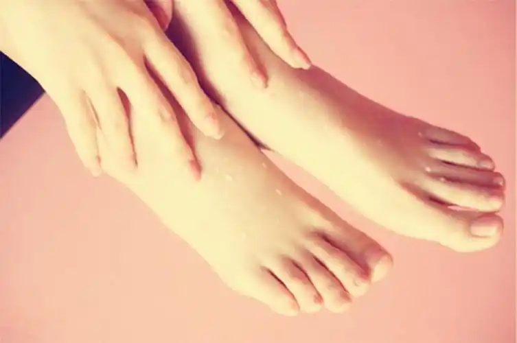 有些容易手脚冰凉的人习惯热水泡脚,按摩,揉搓等,这也是增加热量的