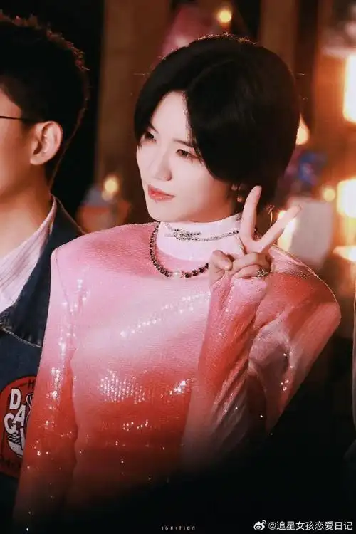 陆柯燃[超话]##陆柯燃粉色鱼鳞片上衣