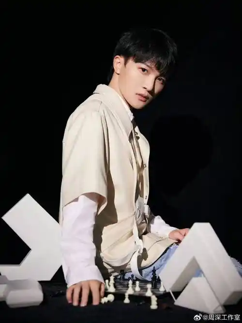 周深清唱《大眠》示范教唱,自带混响故事感绝了,难怪满分100他能得