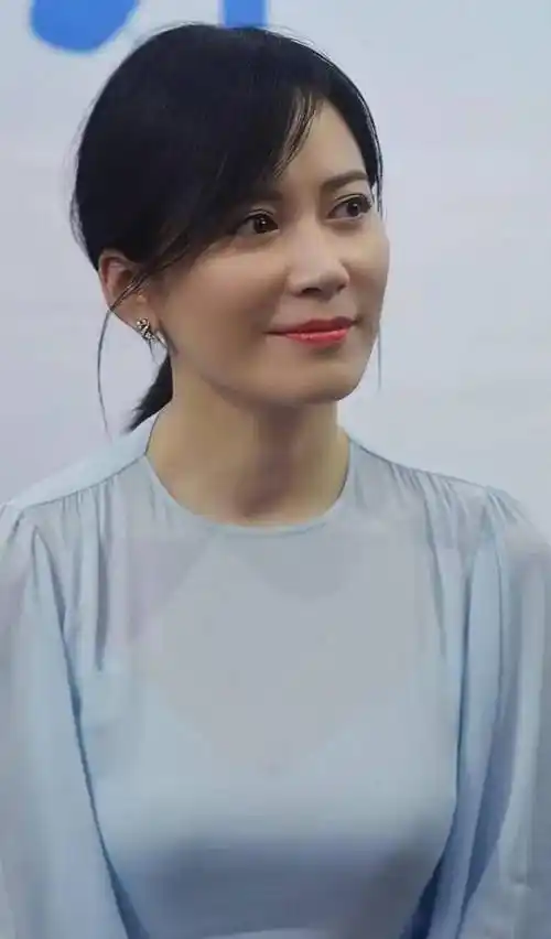 俞飞鸿颜值气质都好,各种服装搭配,都能穿出它很好的状态