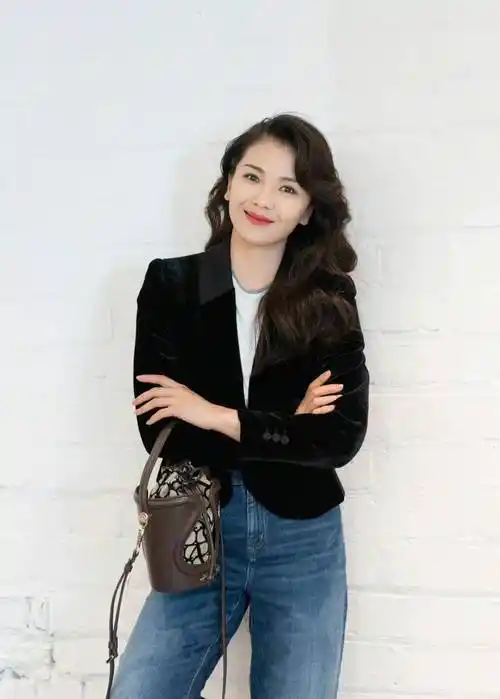 私服刘涛穿小黑西装牛仔裤减龄时尚,40 都不敢相信_自然_女性_经典