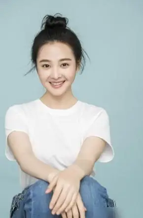 她是释小龙的荧幕情侣,大家都在等她长大,今28岁样貌如何?