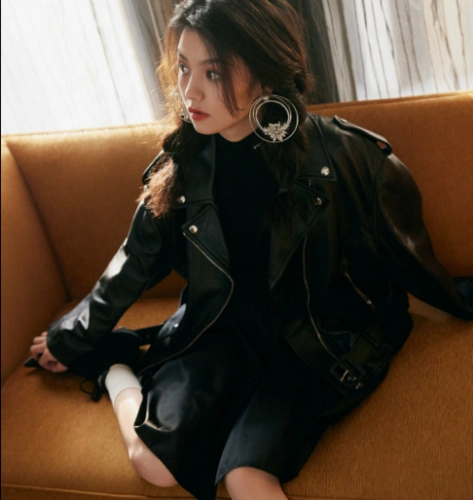 春夏最新美照秀纤细长腿