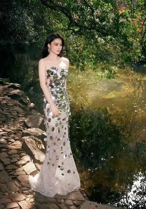 张馨予穿银色鳞片抹胸裙,美得像一条娇艳的美人鱼!