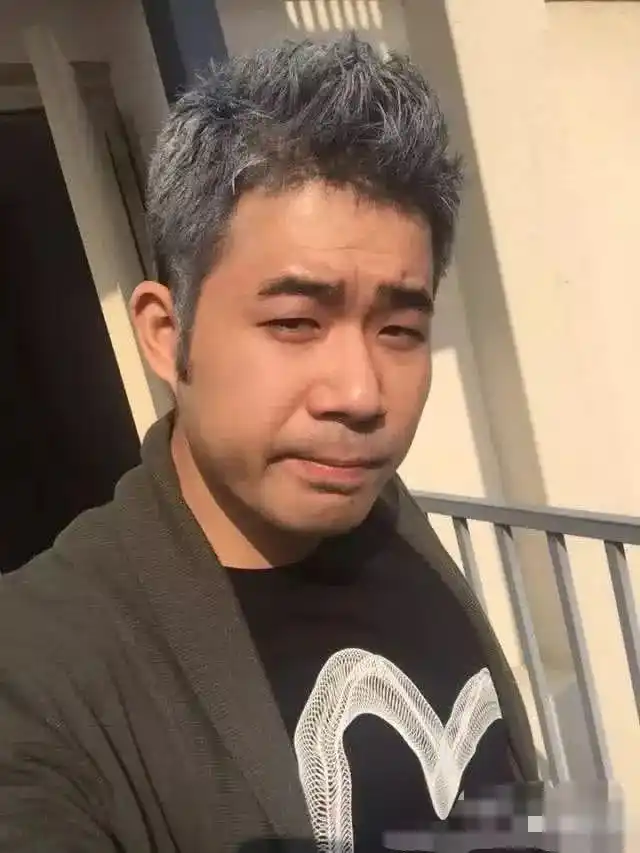 刘丰源是1985年生人,出生在大连,中央戏剧学院表演系04级学生.