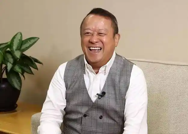 70岁的老爷爷了,还被美女轮流抢着亲吻,看曾志伟那受宠若惊的样子