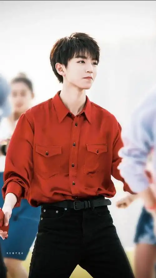 就是这个红衣广告,一夜之间多了30w情敌#王俊凯