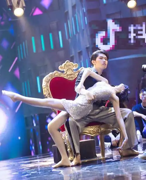 毛晓彤光脚热舞与男伴性感吊带裙和小蛮腰散发时尚与魅力