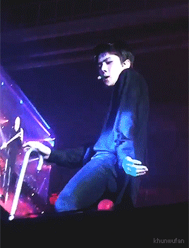 舞台表演扭胯男星gif动图_动态图_表情包下载_soogif