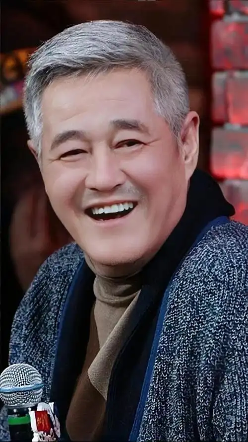 赵本山现状满头白发身形消瘦已经没有了当年的风采