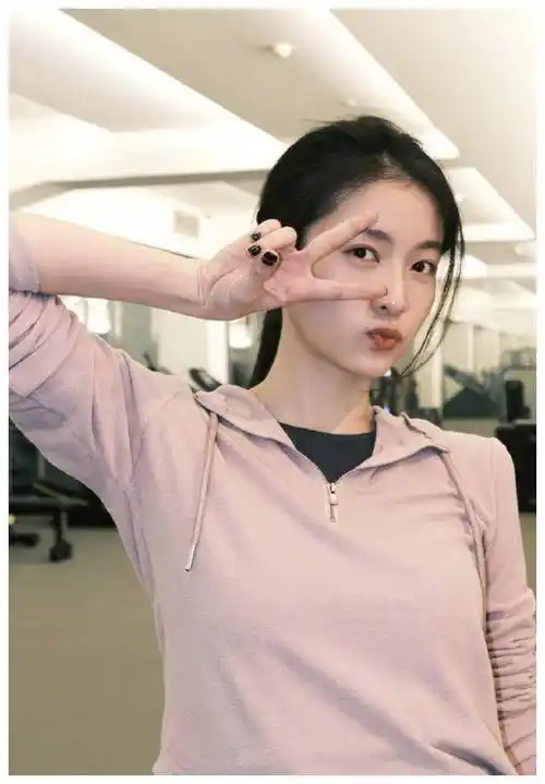 张雪迎的这组美照展示了她在健身房的日常,她穿着粉色的连帽上衣和