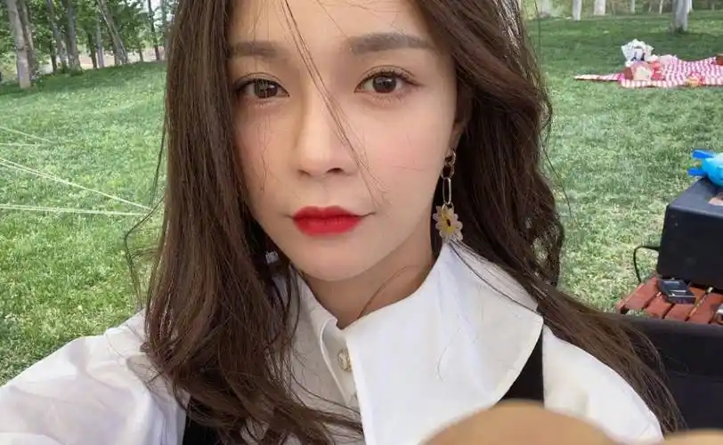 沈梦辰吐槽孟佳头发少,却反遭调侃:自己都斑秃了还说别人!