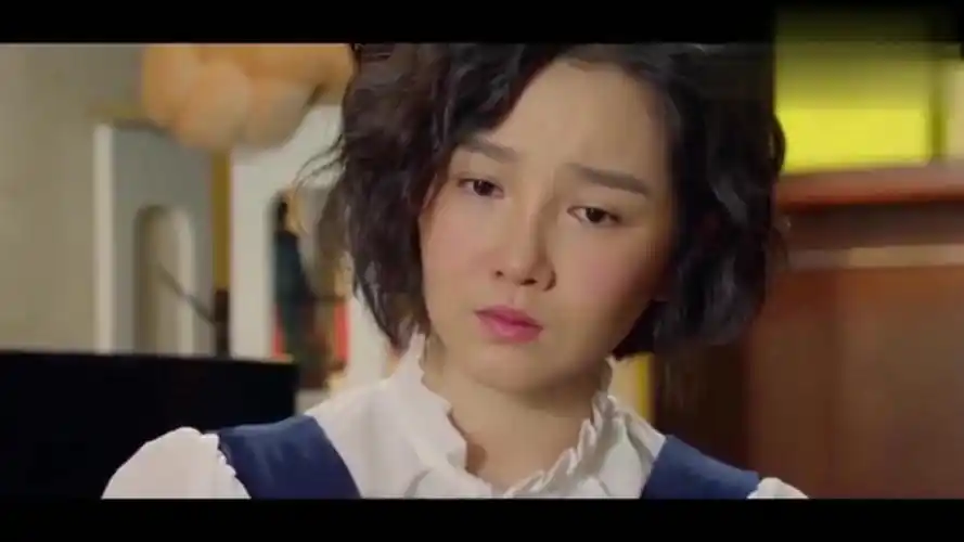 小别离张亮忠送小宇出国回来后在小宇的房间里