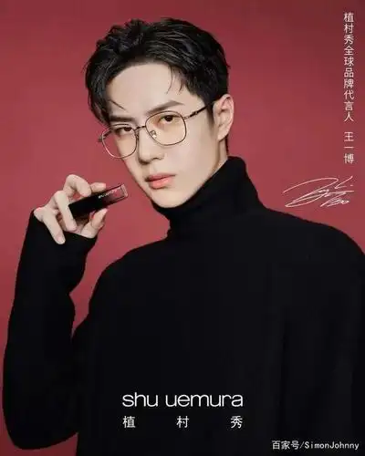 王一博代言植村秀,易烊千玺代言阿玛尼彩妆,男明星们抓着口红试色的