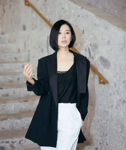 原创原创44岁的余男气质开挂穿大红色吊带连衣裙漂亮大气高级优雅