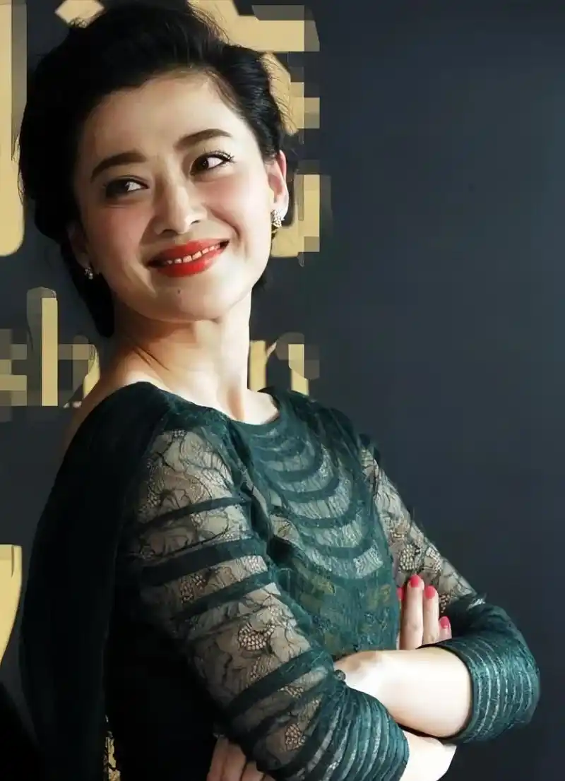 梅婷的身材真是令人羡慕,随着年龄的增长,她愈发展现出成熟女性的魅力