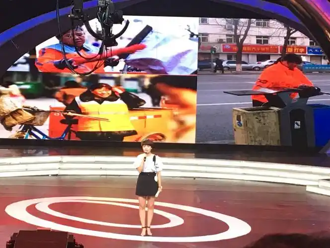 和同事们一起编写了一本独一无二的河北音乐广播《大病求助手册》