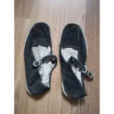 老式白塑料底一带老布鞋