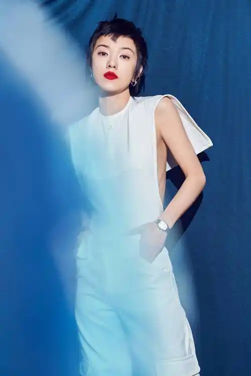 郭采洁甜酷短发鬼马精灵复古红唇散发魅力