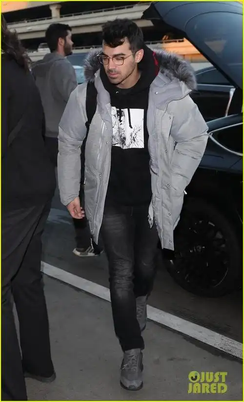 乔乔纳斯宣布加盟澳洲好声音银色冬装斯文帅气