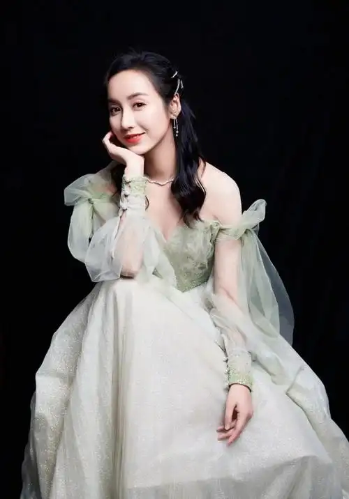 吕一真是美炸了!白色挂脖式礼裙穿出好身材,气质出尘迷死人