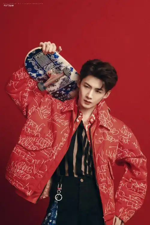 白敬亭芭莎男士7月刊封面