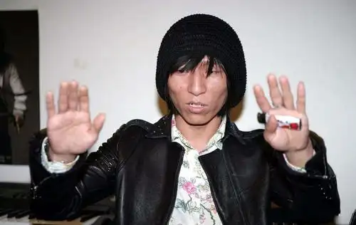 6位吸毒明星前后对比,男神成了狱中囚,而她直接死床头_毒品