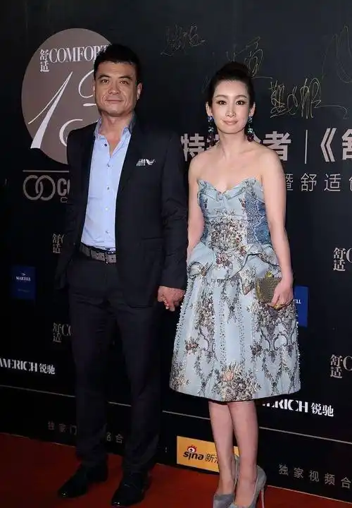 秦海璐携老公亮相,90度鞋子站着都费劲,穿抹胸裙难得显小女人范_款式