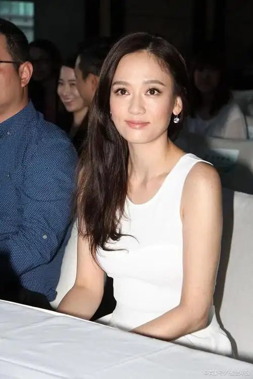 陈乔恩挑战黑色系造型突破,释放个性魅力尽显反转魅力