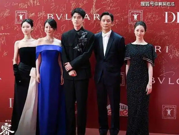 上影节红毯:"沈马"同框比心,娜扎美如艺术品,倪妮秋衣