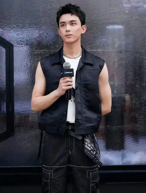 新疆骑行刚收官,吴磊现身广东精神倍足!