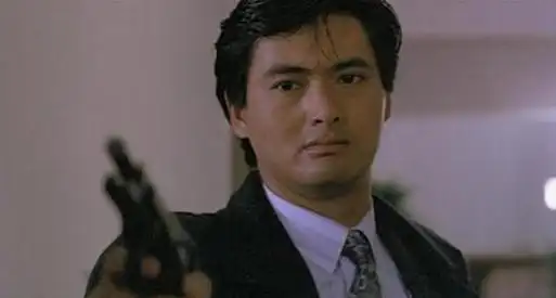 周润发国籍(周润发被称演技之神,却拒入美国国籍,穿15元拖鞋买菜裸捐