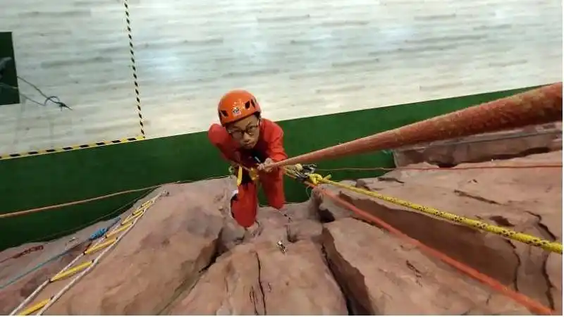 女生喜欢双指探洞吗室内探洞综合攀登飞拉达