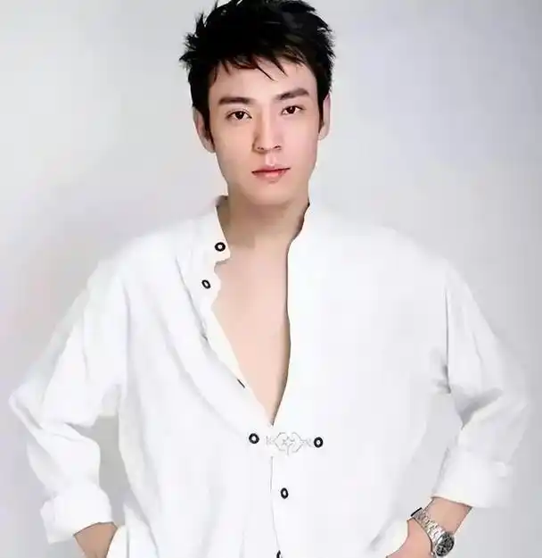 【艺人李光洁从麻烦大王到贤良人夫,终于找到幸福的窝】