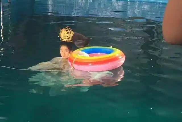 关晓彤敬业拍落水戏可这发型太亮眼了忍不住想笑