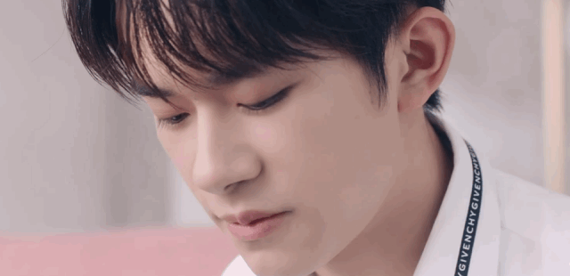 易烊千玺神仙动图上线西装烊烊帅气出没