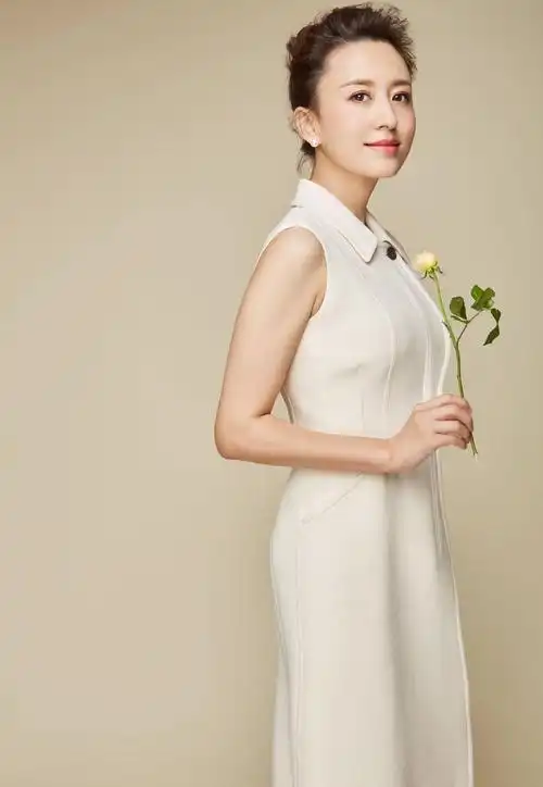 著名主持人张蕾好会穿,蓝色上衣配阔腿裤随性简约,好气质更惊艳