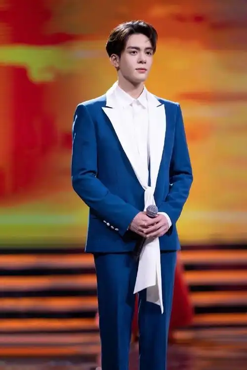 曾舜晞说年终总结要有作品##曾舜晞现身龙年春晚彩排