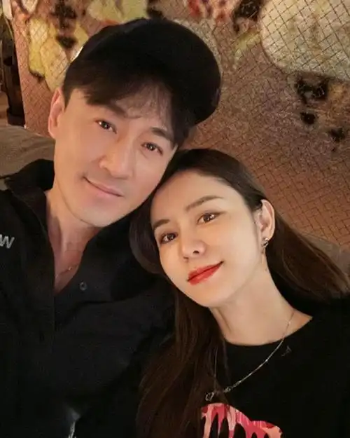 张馨月恩爱合影 夫妻俩开心庆祝结婚4周年纪念日|林峰|恋情|tvb|美味