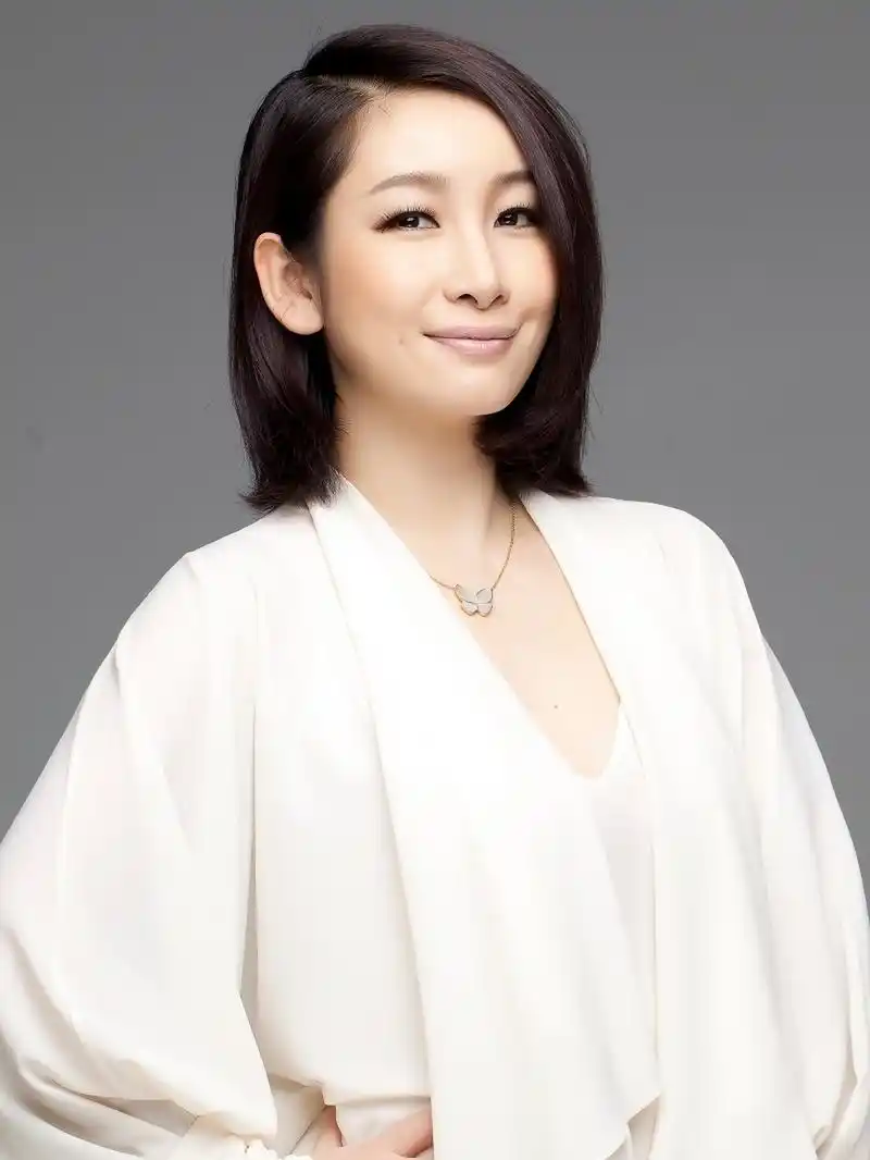 秦海璐还拥精致小巧的鼻子和丰满圆润的嘴唇.