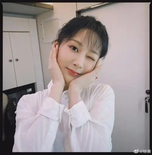 杨紫罕晒九宫格美照眨眼嘟嘴超可爱肤白貌美似少女