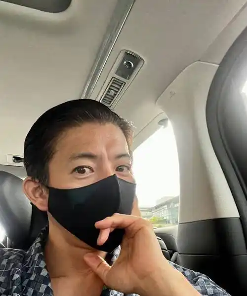 原创48岁木村拓哉怼脸拍皱纹深穿浴衣发根花白显苍老颜值飘忽不定